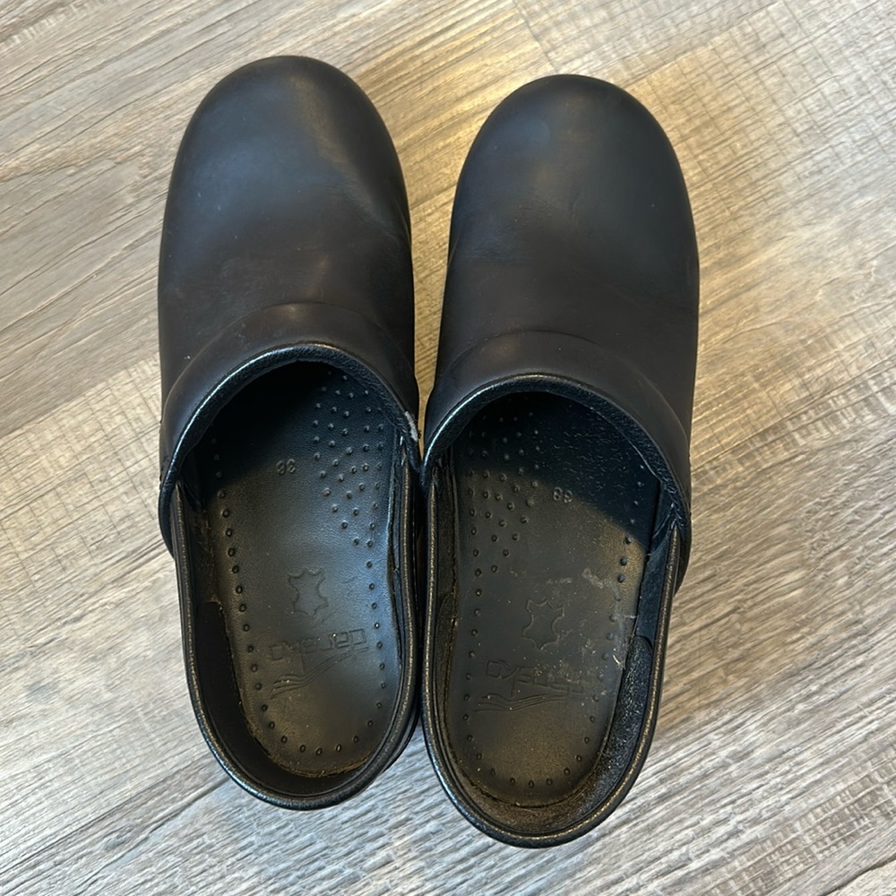 Like New woman’s black Dansko clogs
